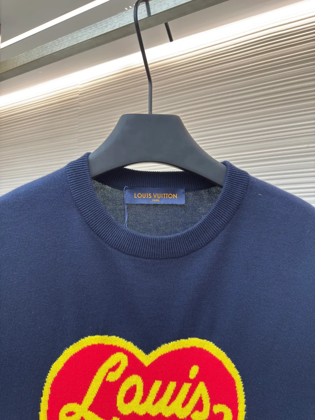 LOUIS VUITTON jacquard heart-shaped short sleeves ●Authentic product: Purchased and developed by 7350 ●Item number: 1680119-A50 ●Fabric: densely woven cotton ●Technology: Knitting ●Version: Fitted version ●Size: XS-S-M-L ●Description: Made from knitted sweater, densely woven cotton, classic version. Heart-shaped appliqués and logos from the collaboration, and the heart-shaped inner layer is finished in jacquard knitting. Referring to the original needle and thread, 12,639 pinholes were counted manually, which took 760 minutes. It is a perfect 1:1 reproduction. The pattern of the weaving piece is made by hanging wool on multiple yarn feeders. It is purely manual thread picking, knotting, and inspection. The loom takes a long time and has a high scrap rate. The overall wiring is straight and delicate. The fabric is comfortable and soft. The color is consistent and has no color difference. It can be matched with the same style to create a fashionable look and control various occasions. Customized accessories, complete three standards, the same style for men and women!